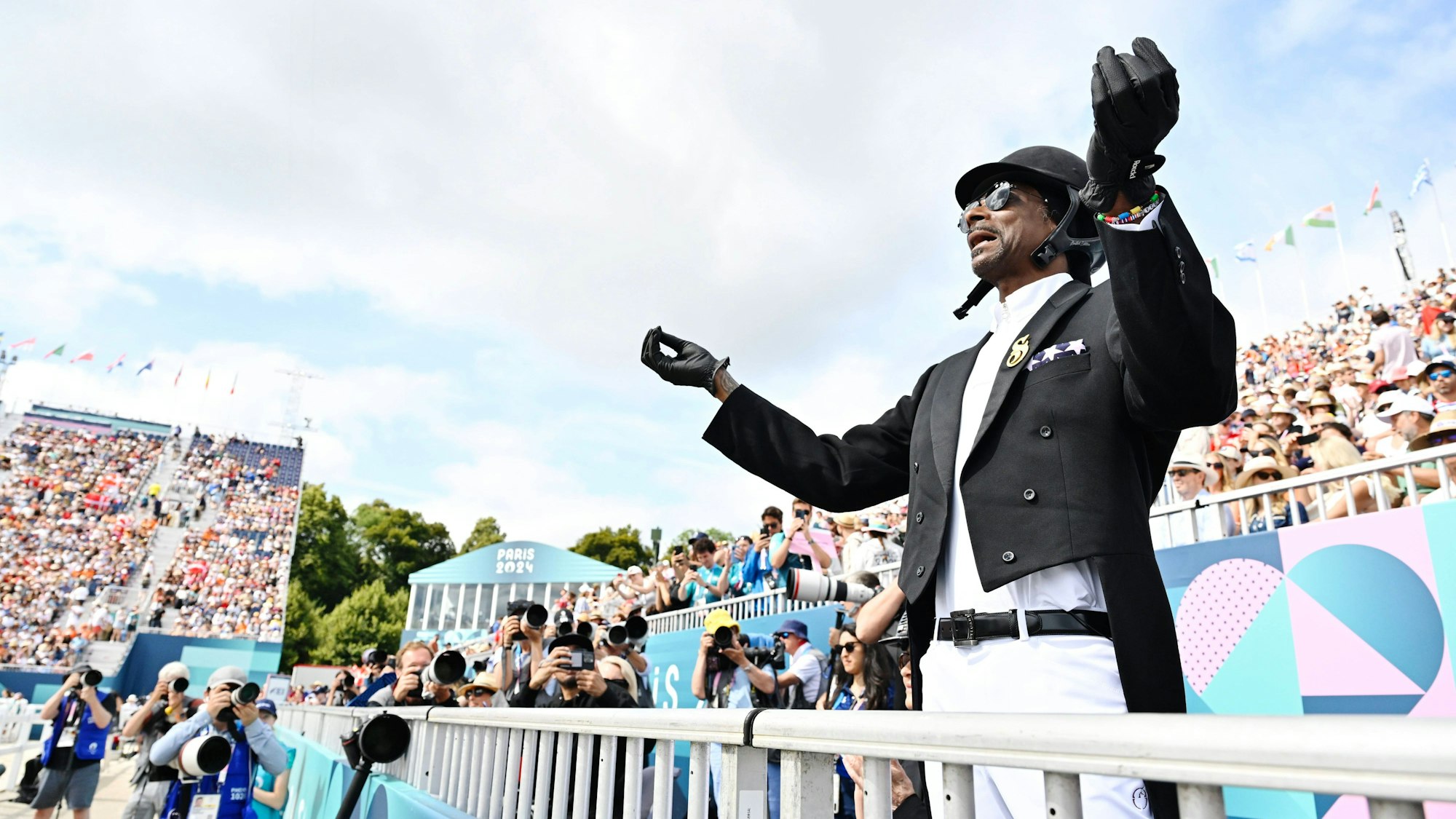 Snoop Dogg grüßt die Fans.