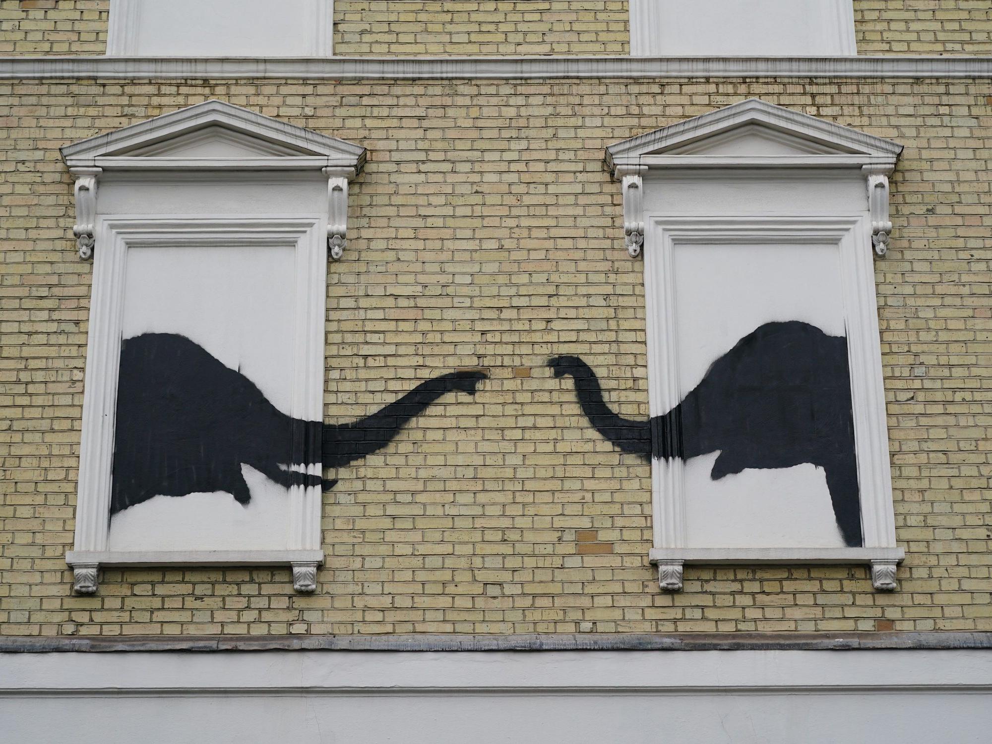 Wieder wird ein neues Kunstwerk von Banksy in London gesichtet. Die schwarzen Silhouetten zweier Elefanten strecken ihre Rüssel aus zwei Scheinfenstern eines Hauses an der Kreuzung Edith Grove und Edith Terrace in Chelsea im Südwesten von London.