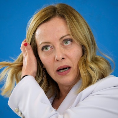 ARCHIV - 15.06.2024, Italien, Borgo Egnazia: Die italienische Ministerpräsidentin Giorgia Meloni spricht während einer abschließenden Pressekonferenz während des G7-Gipfels. (zu dpa: «Schlagabtausch zwischen Meloni und deutschen Seenotrettern») Foto: Andrew Medichini/AP/dpa +++ dpa-Bildfunk +++