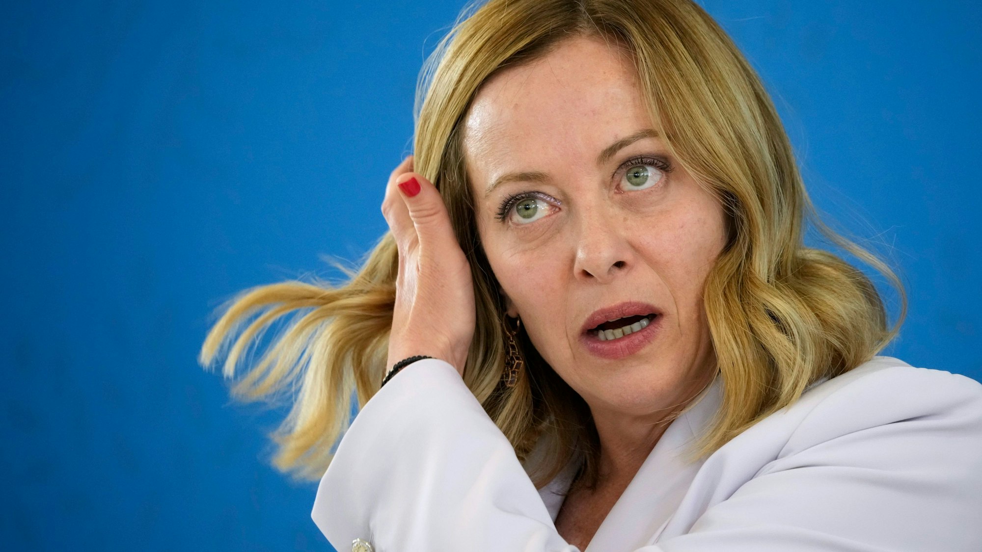 ARCHIV - 15.06.2024, Italien, Borgo Egnazia: Die italienische Ministerpräsidentin Giorgia Meloni spricht während einer abschließenden Pressekonferenz während des G7-Gipfels. (zu dpa: «Schlagabtausch zwischen Meloni und deutschen Seenotrettern») Foto: Andrew Medichini/AP/dpa +++ dpa-Bildfunk +++