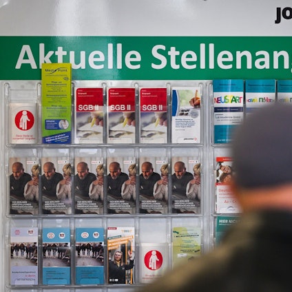 Flyer werden auf einer Tafel mit der Überschrift ·Aktuelle Stellenangebote· im Jobcenter Berlin Mitte am Tag der Möglichkeiten angeboten.