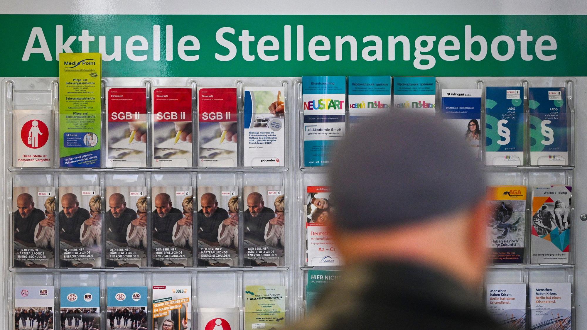 Flyer werden auf einer Tafel mit der Überschrift ·Aktuelle Stellenangebote· im Jobcenter Berlin Mitte am Tag der Möglichkeiten angeboten.