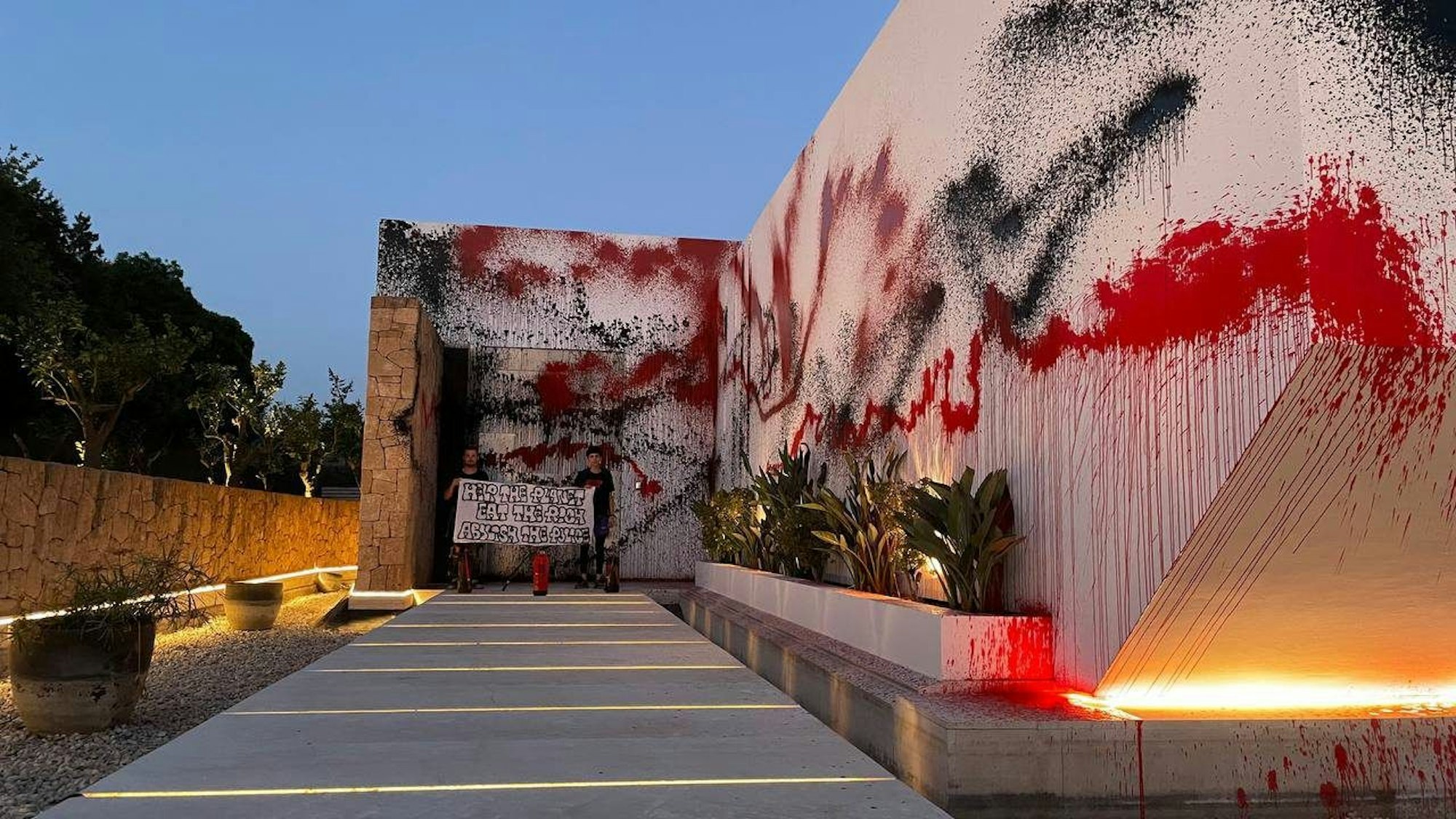 Die Fassade der Villa des argentinischen Fußball-Weltstars Lionel Messi ist mit schwarzer und roter Farbe bespritzt.