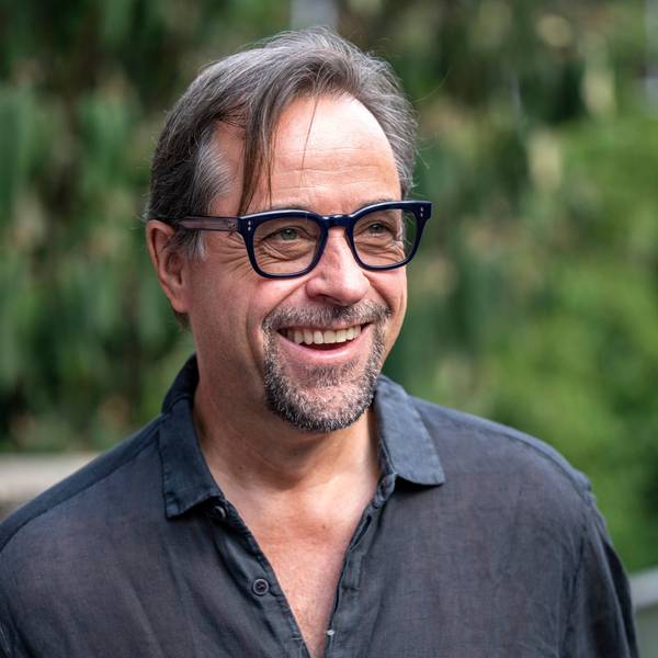 Tatort-Schauspieler Jan Josef Liefers gibt ein Interview und lacht.