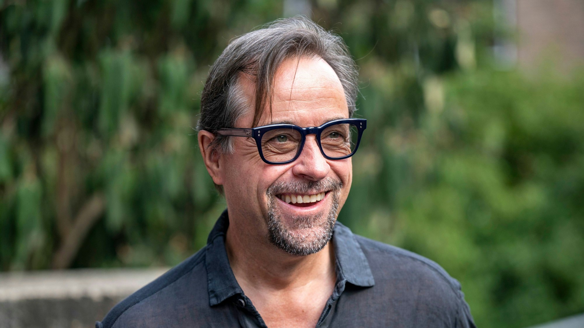 Tatort-Schauspieler Jan Josef Liefers gibt ein Interview und lacht.