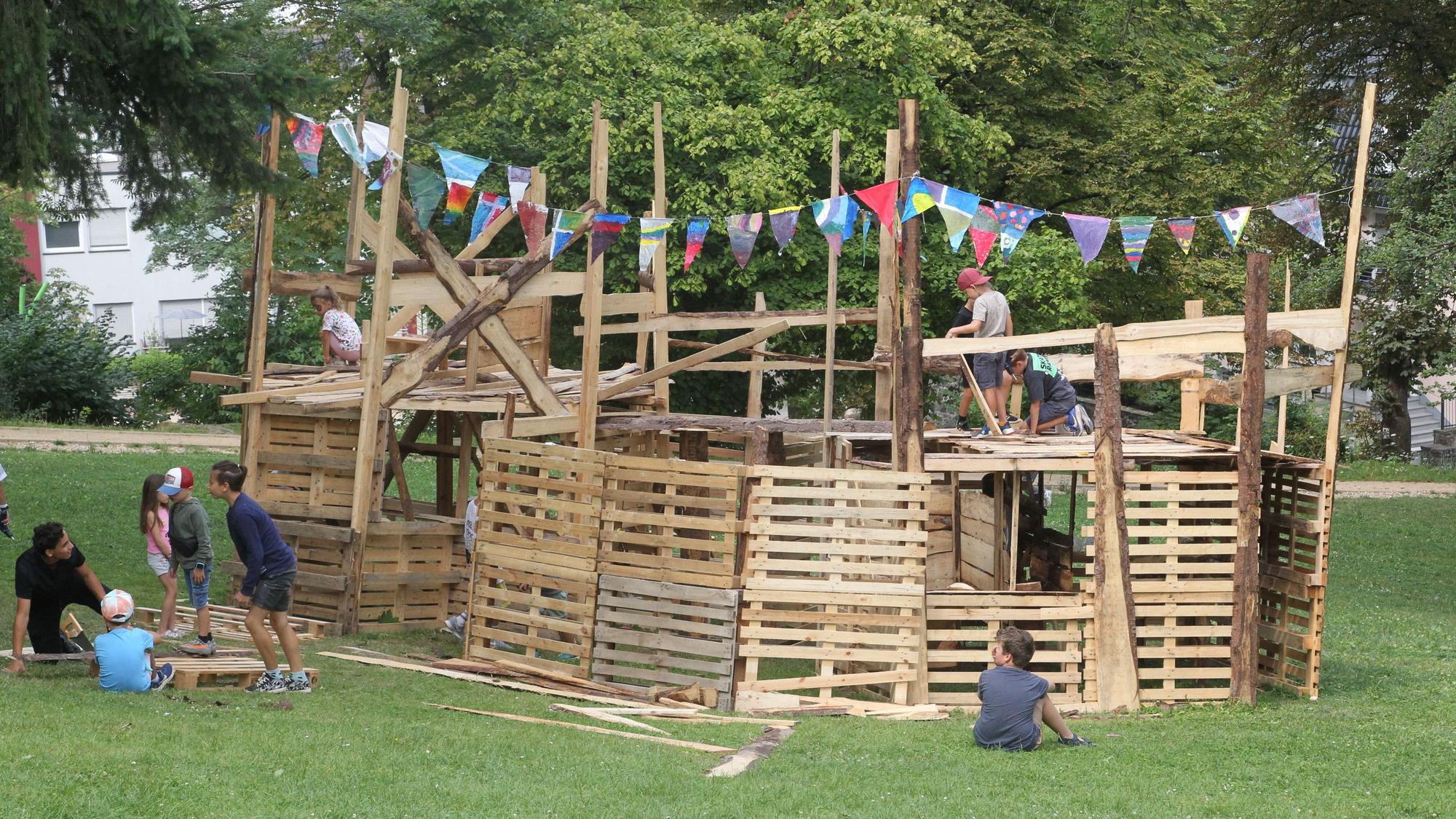 In Siegburg auf den Wiesen unterhalb der Abtei läuift derzeit die Zukunftswerkstatt des Jungen Forums Kunst Siegburg.
Ein Highlight ist in jedem Jahr die aus alten Holzpaletten gebaute Holzbaracke.
