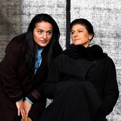 Die BSW-Politikerinnen Sevim Dağdelen (l.) und Sahra Wagenknecht bei einer „Friedensdemonstration“ in Berlin im Jahr 2023.