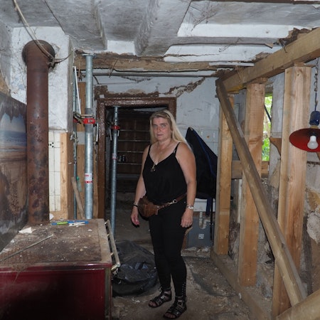 Angelika Kohlgraf steht im entkernten Haus.