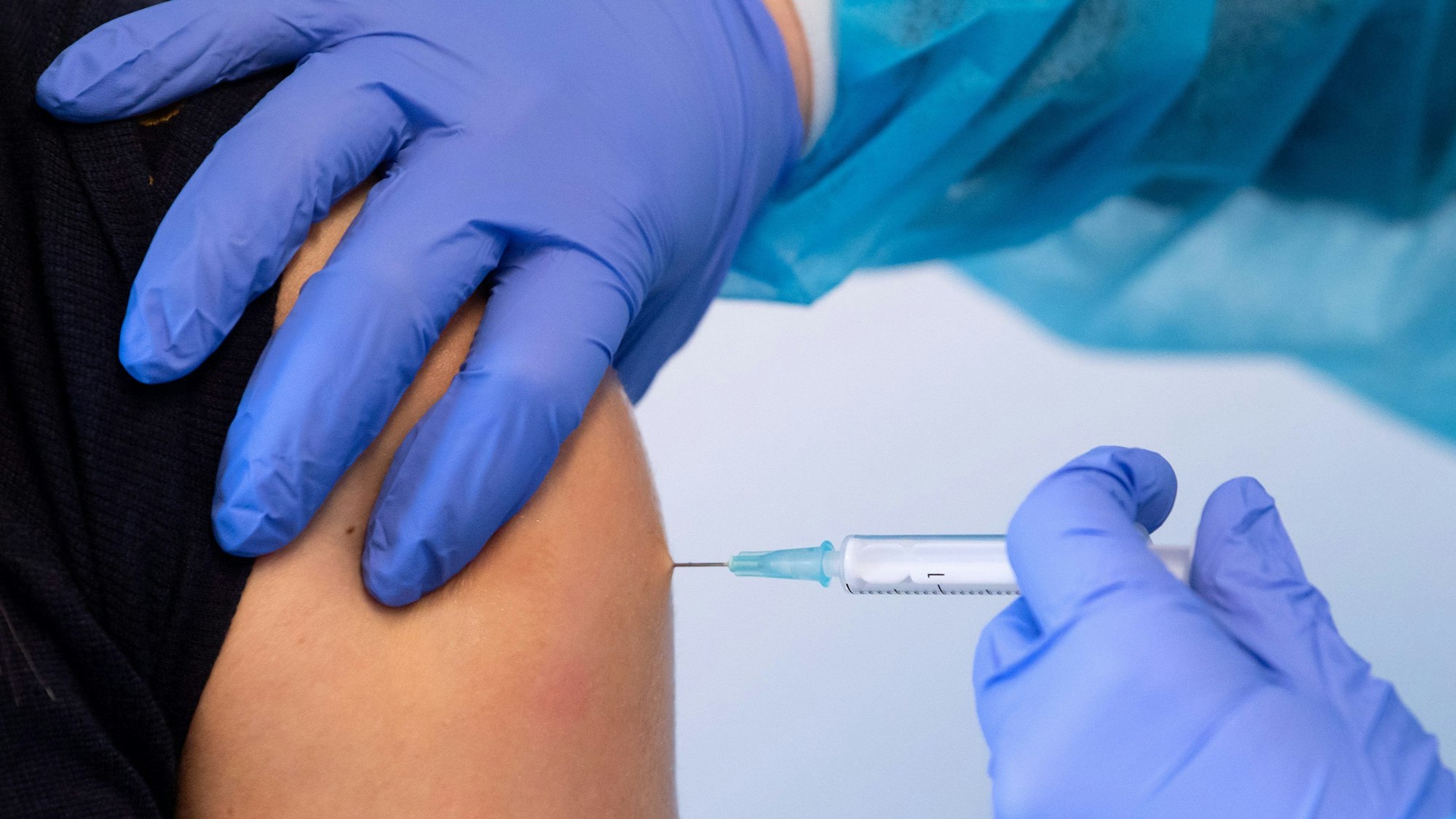 Eine Frau wird geimpft.