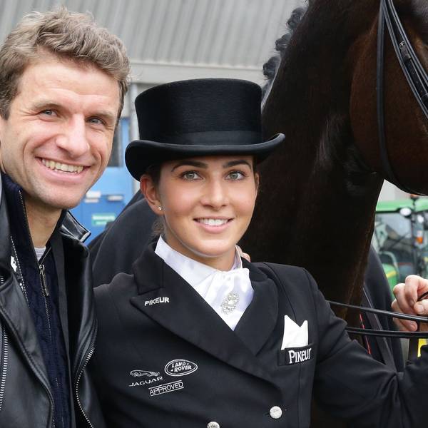 Thomas Müller mit seiner Frau Lisa Müller bei einem Reitturnier.