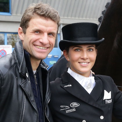 Thomas Müller mit seiner Frau Lisa Müller bei einem Reitturnier.