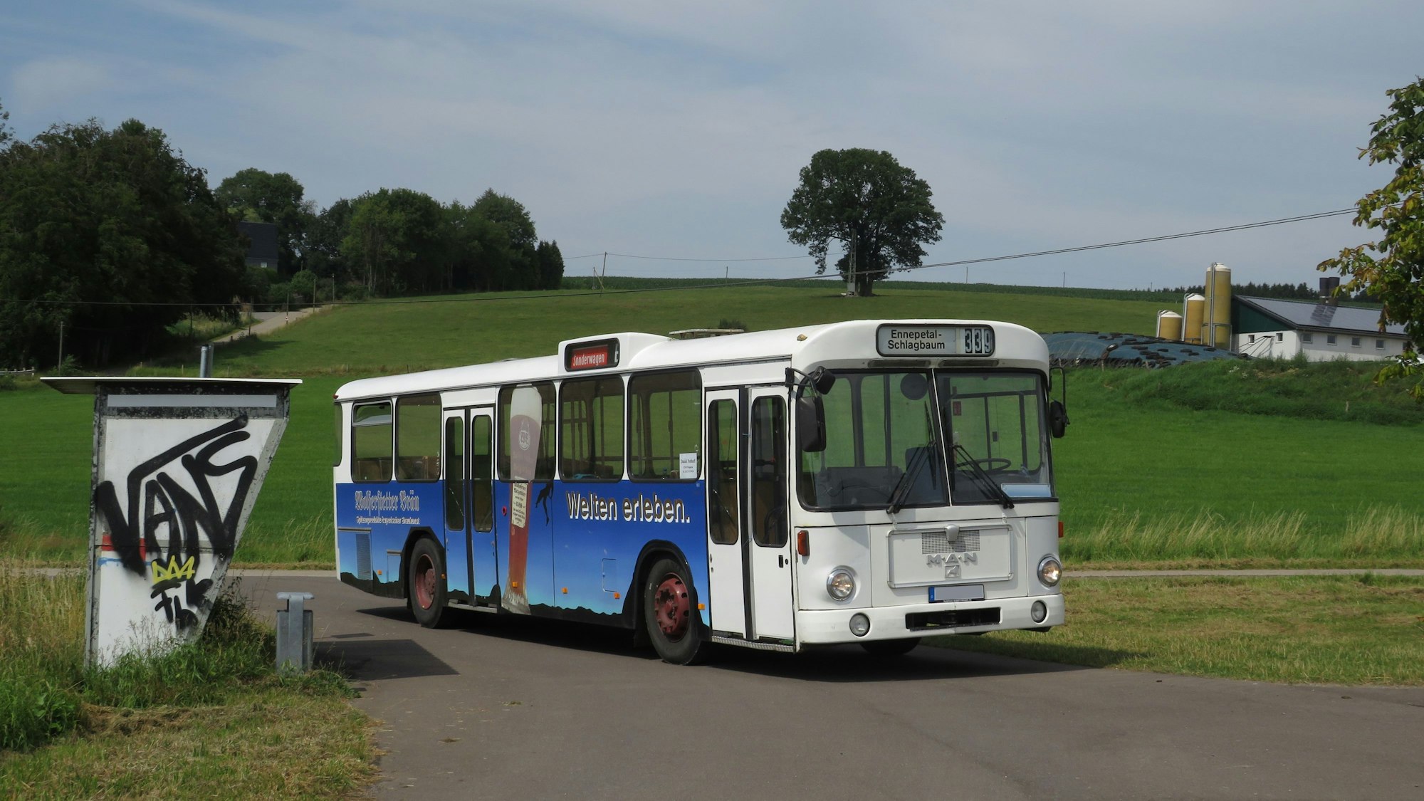 Bus-Liebhaber nutzen die menschenleere und landschaftlich schön gelegene Haltestelle Ahlhausen, um Busse fotografisch in Szene zu setzen. Hier ein MAN-Bus, Baujahr 1988 (Privatbesitz).