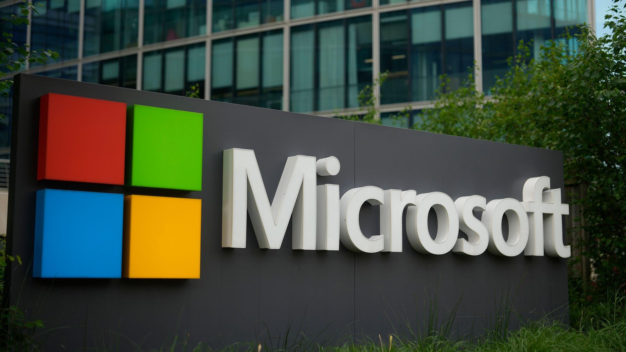 Das Logo von Microsoft ist vor einem Firmensitz zu sehen.