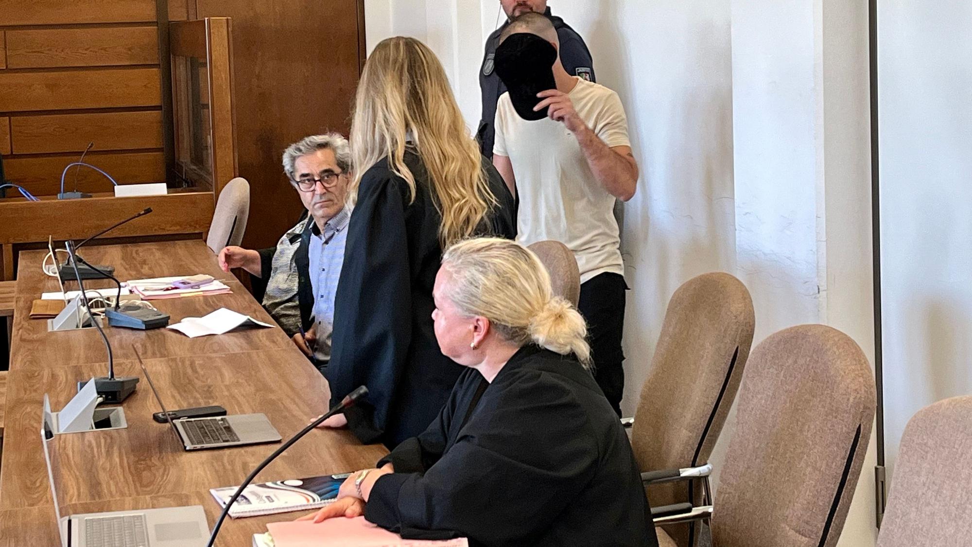 Einer der Angeklagten im Totschlagsprozess. Er besitzt eine Änderungsschneiderei in Bergisch Gladbach.