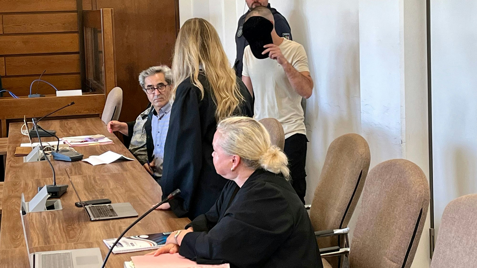 Einer der Angeklagten im Totschlagsprozess. Er besitzt eine Änderungsschneiderei in Bergisch Gladbach.