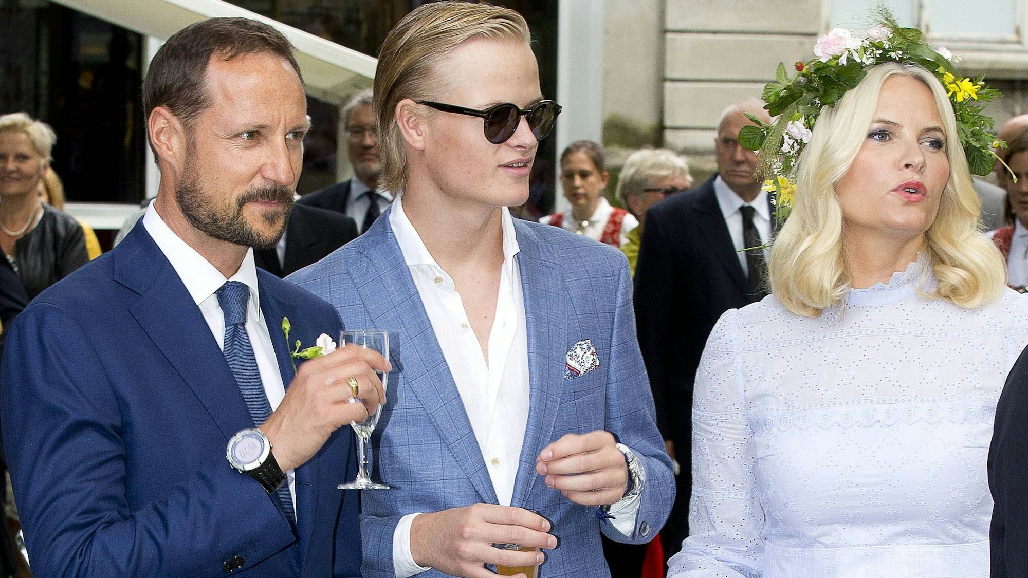 Kronprinz Haakon, Marius Borg Høiby und Kronprinzessin Mette-Marit bei ihrem Besuch im Bispegaarden in Trondheim im Rahmen der Jubiläumstour 2016.