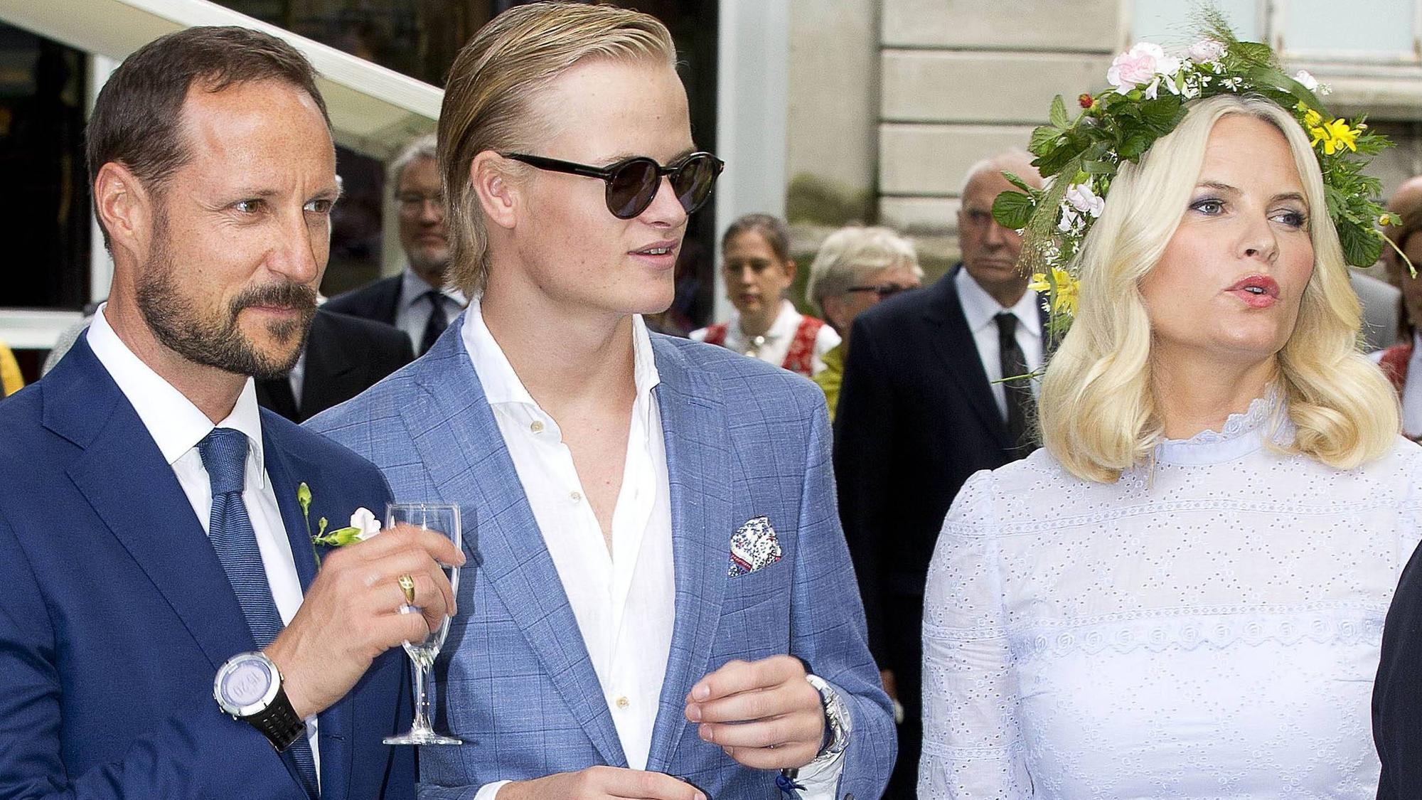 Kronprinz Haakon, Marius Borg Høiby und Kronprinzessin Mette-Marit bei ihrem Besuch im Bispegaarden in Trondheim im Rahmen der Jubiläumstour 2016.