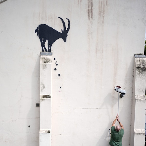Mitarbeiter bringen eine Überwachungskamera an einer Hauswand in der Nähe der Kew Bridge im Westen Londons wieder in ihre ursprüngliche Position, nachdem der Künstler Banksy sie verschoben hatte, um an dieser Hauswand sein neuestes Kunstwerk zu gestalten: die Silhouette eines Steinbocks.