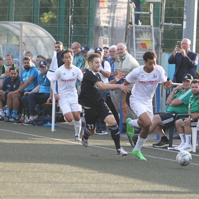 Packendes Duell vor den Trainerbänken: Neunkirchens Micha Schmitz (l.) bedrängt hier Noah Tomson.