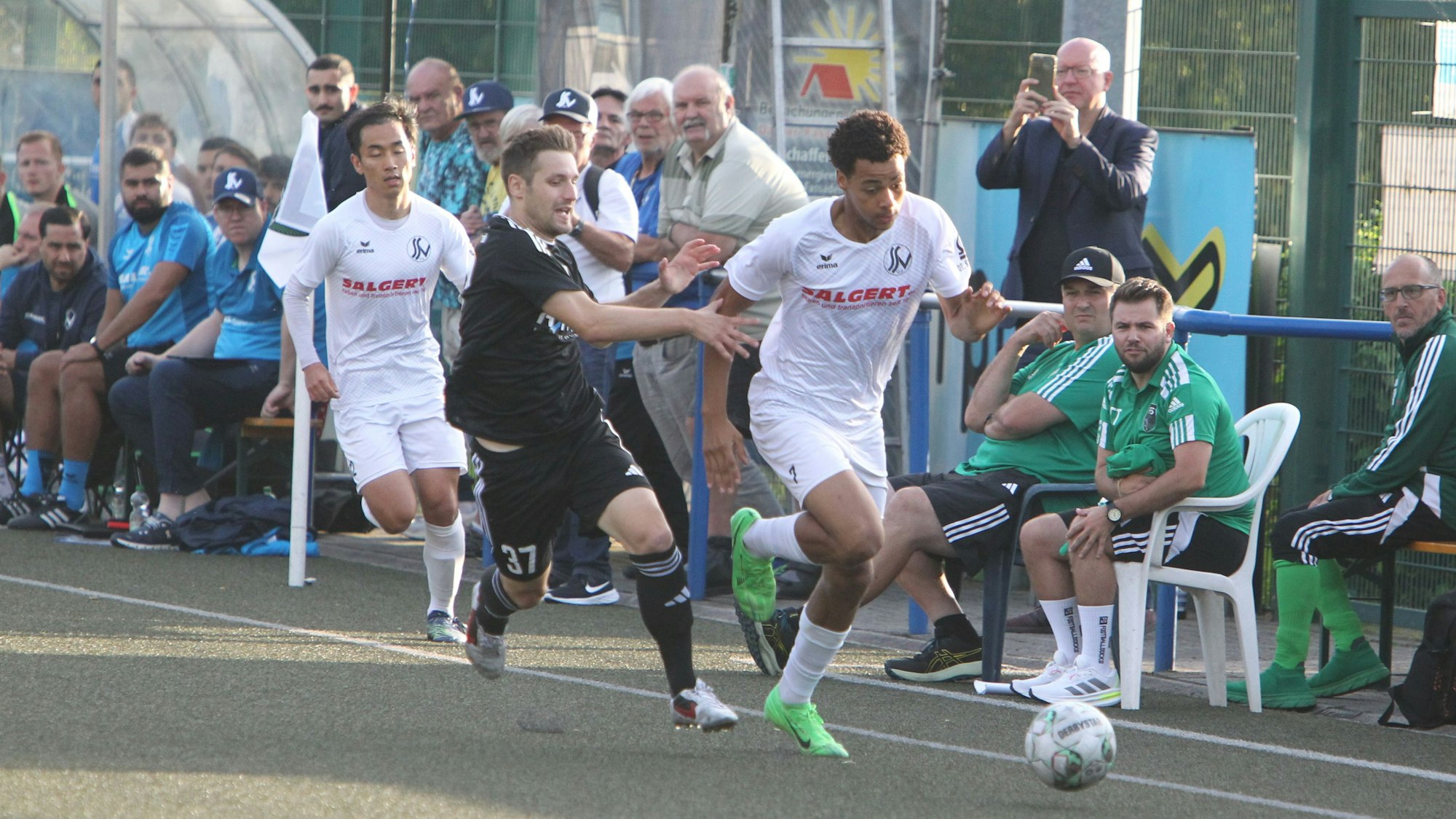 Packendes Duell vor den Trainerbänken: Neunkirchens Micha Schmitz (l.) bedrängt hier Noah Tomson.