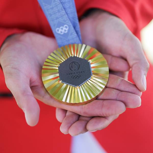 06.08.2024, Frankreich, Paris: Olympia, Paris 2024, Pferdesport, Springen, Einzel, Finale, Deutschlands Christian Kukuk zeigt nach der Siegerehrung seine Goldmedaille. Foto: Rolf Vennenbernd/dpa +++ dpa-Bildfunk +++