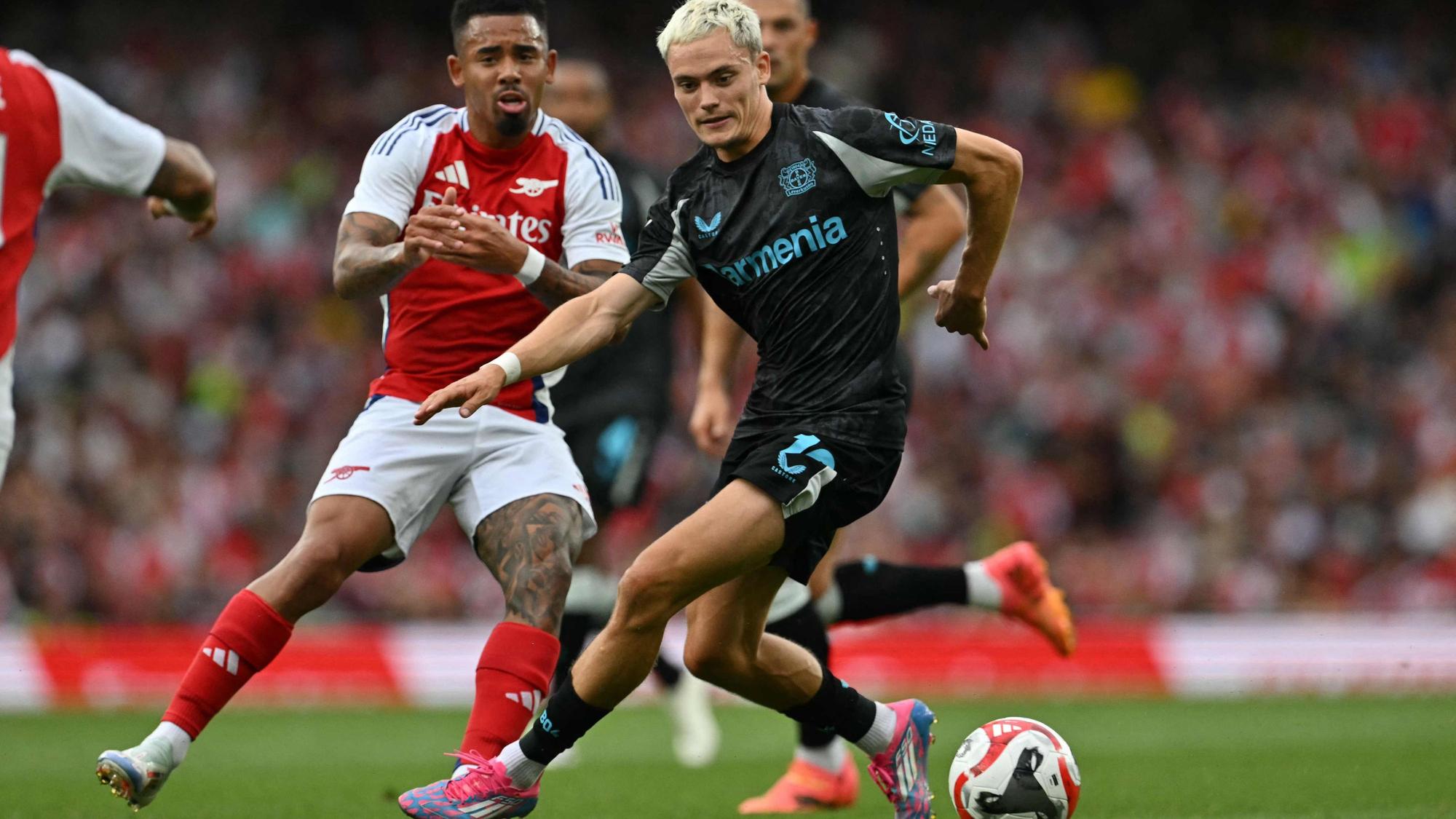 Leverkusens Florian Wirtz (r.) und Gabriel Jesus vom FC Arsenal.