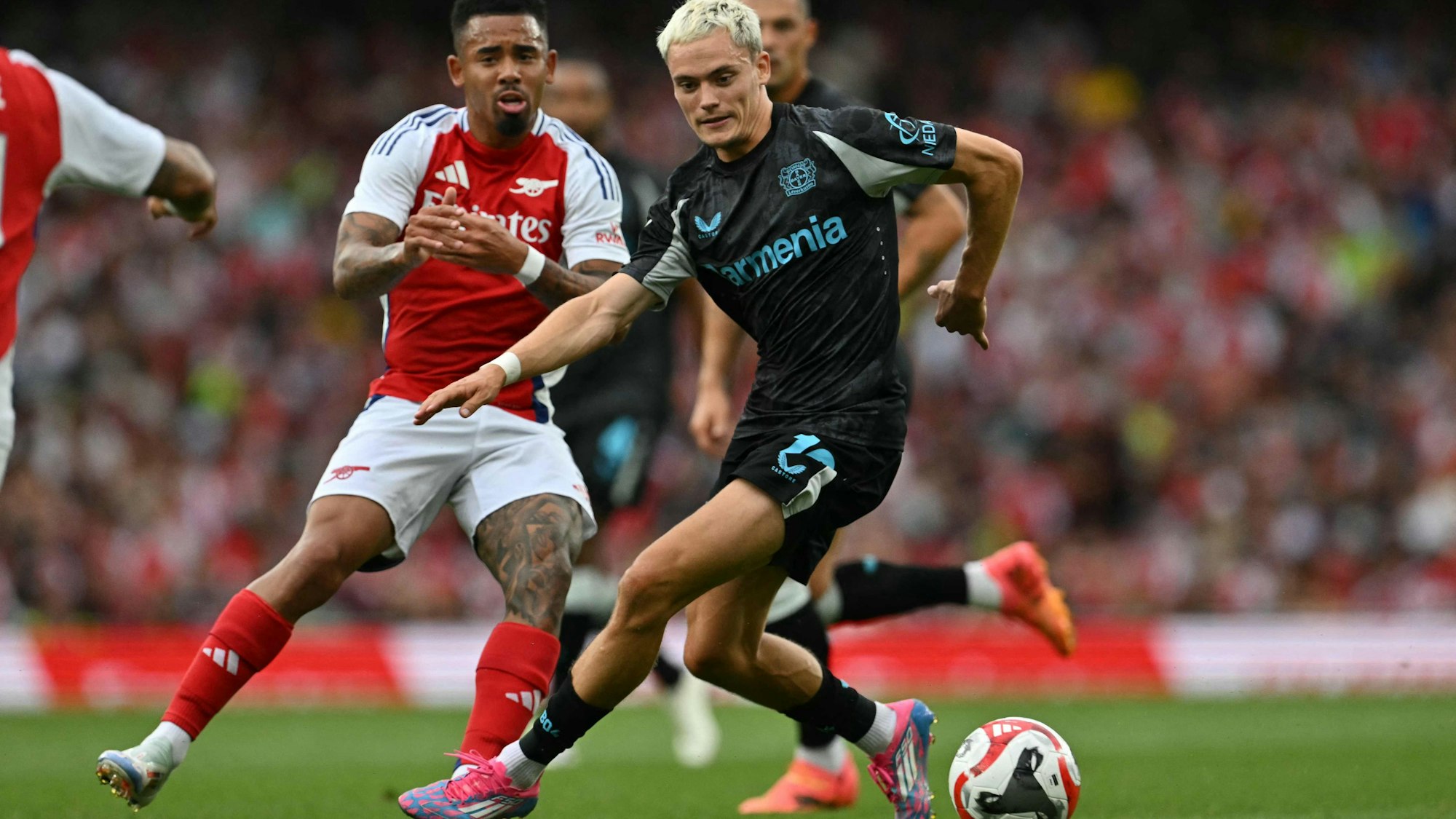 Leverkusens Florian Wirtz (r.) und Gabriel Jesus vom FC Arsenal.