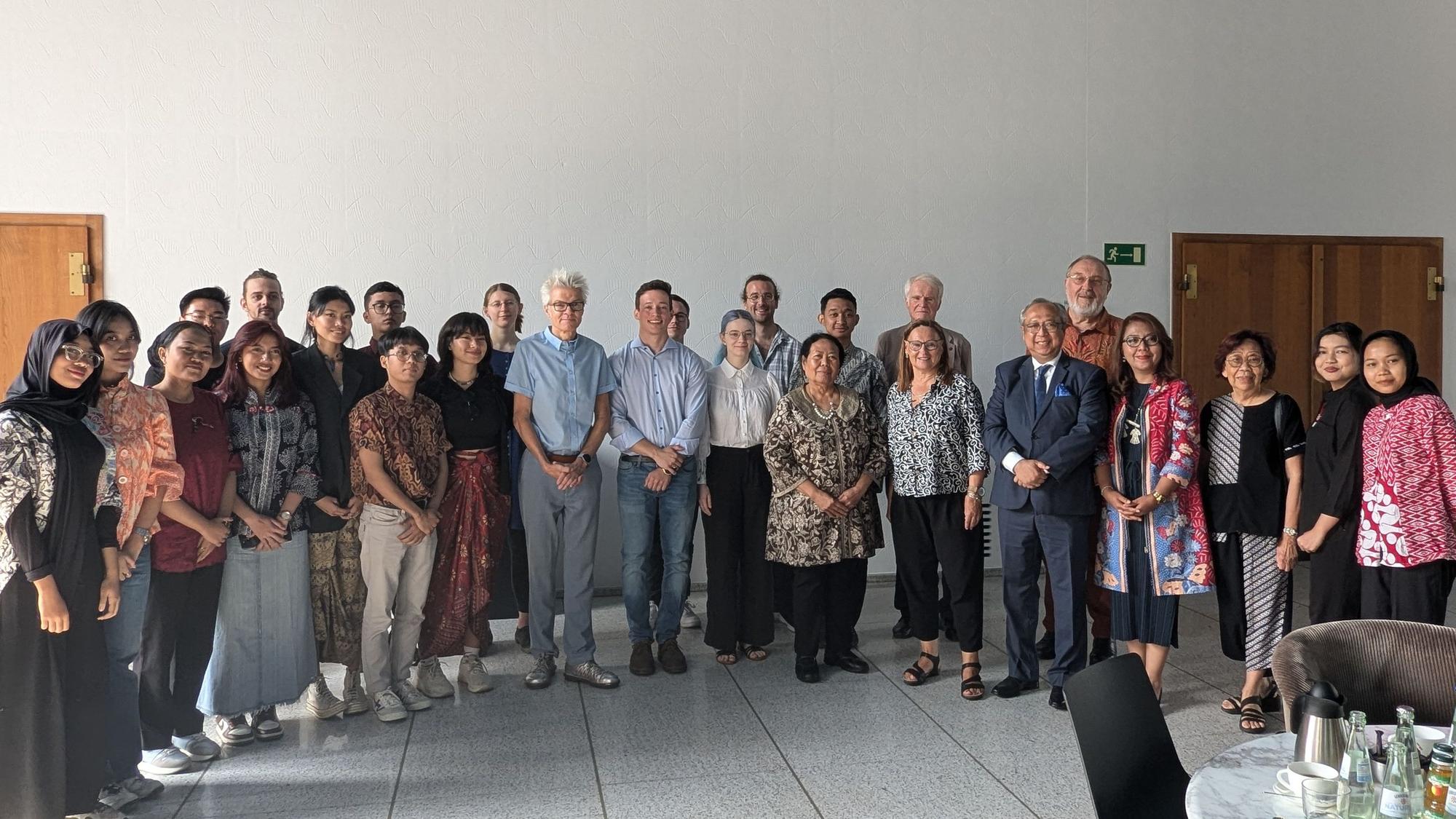 Studentinnen und Studenten der Cologne Summer School bei einem Gruppenfoto