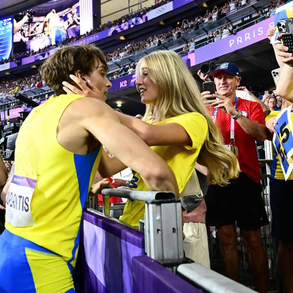Armand Duplantis küsst seine Freundin Desiré Inglander.