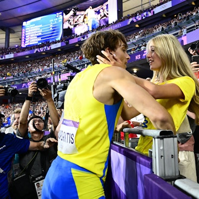 Armand Duplantis küsst seine Freundin Desiré Inglander.