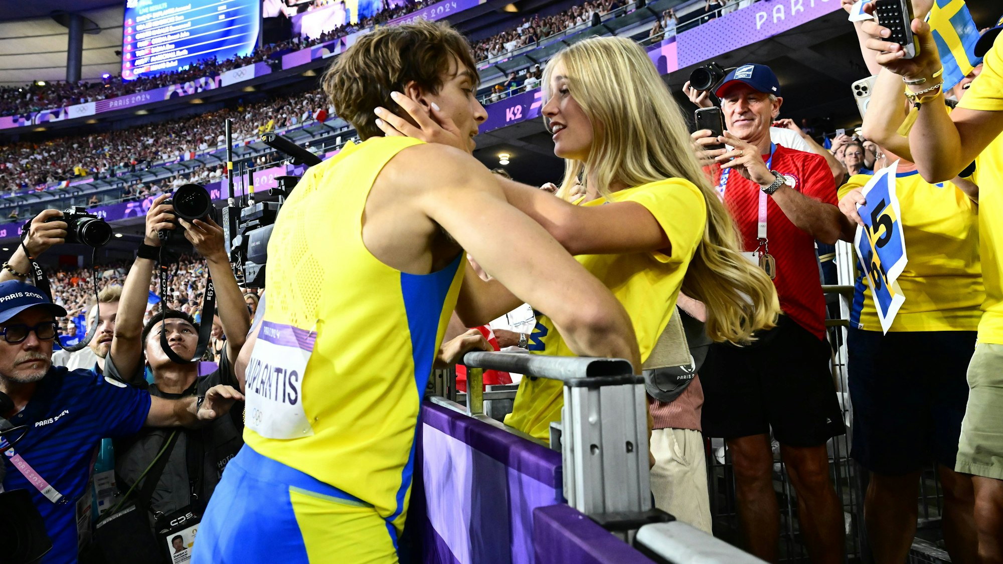 Armand Duplantis küsst seine Freundin Desiré Inglander.