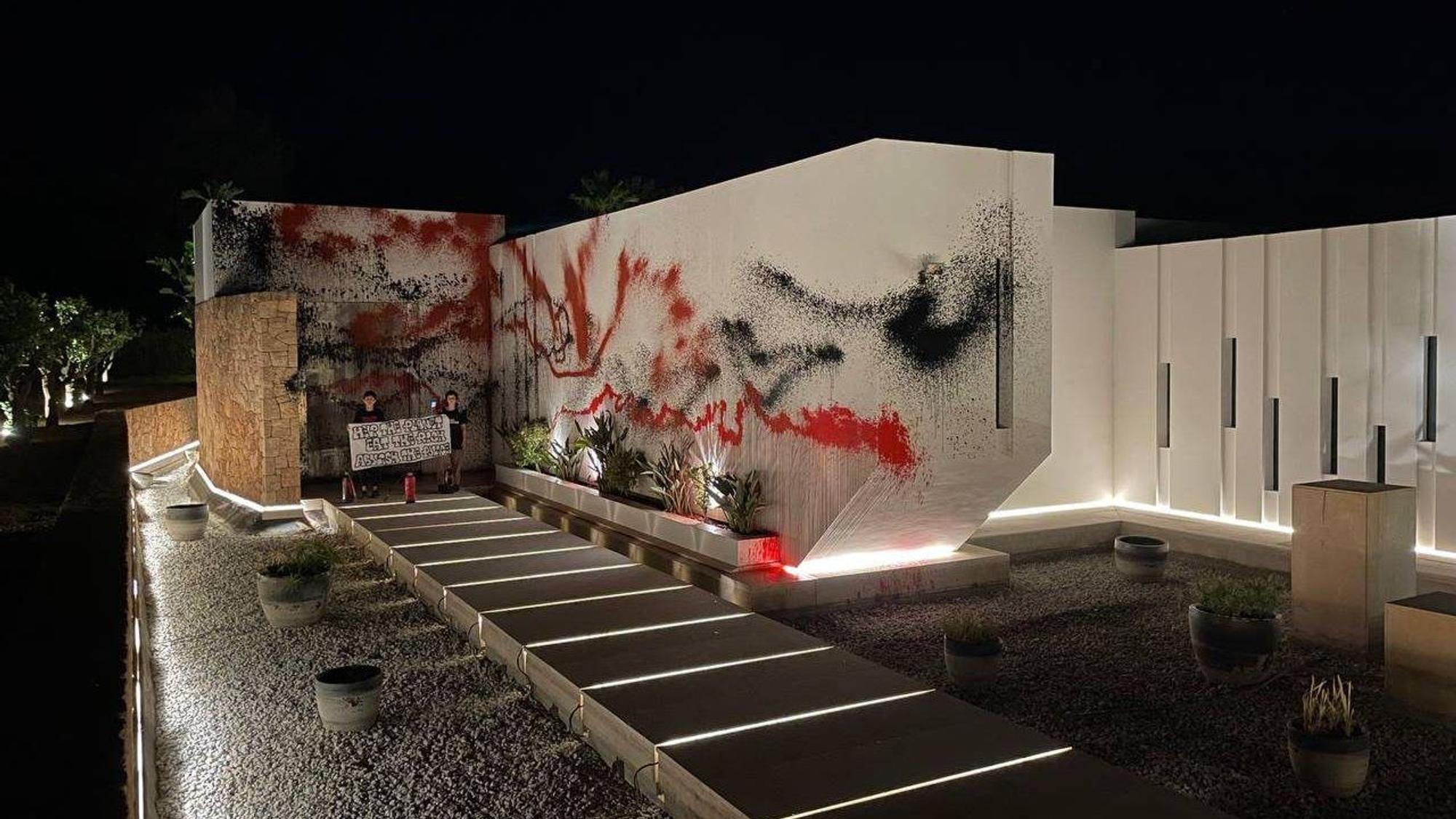 Die Fassade der Villa des argentinischen Fußball-Weltstars Lionel Messi ist mit schwarzer und roter Farbe bespritzt.