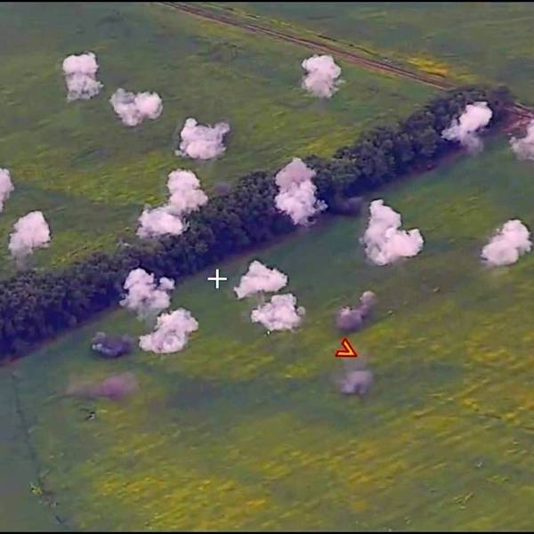 Ein Bild des russischen Verteidigungsministeriums soll russische Luftschläge auf ukrainische Panzer in der Region Kursk zeigen.