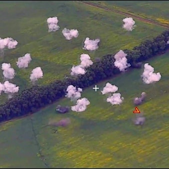 Ein Bild des russischen Verteidigungsministeriums soll russische Luftschläge auf ukrainische Panzer in der Region Kursk zeigen.