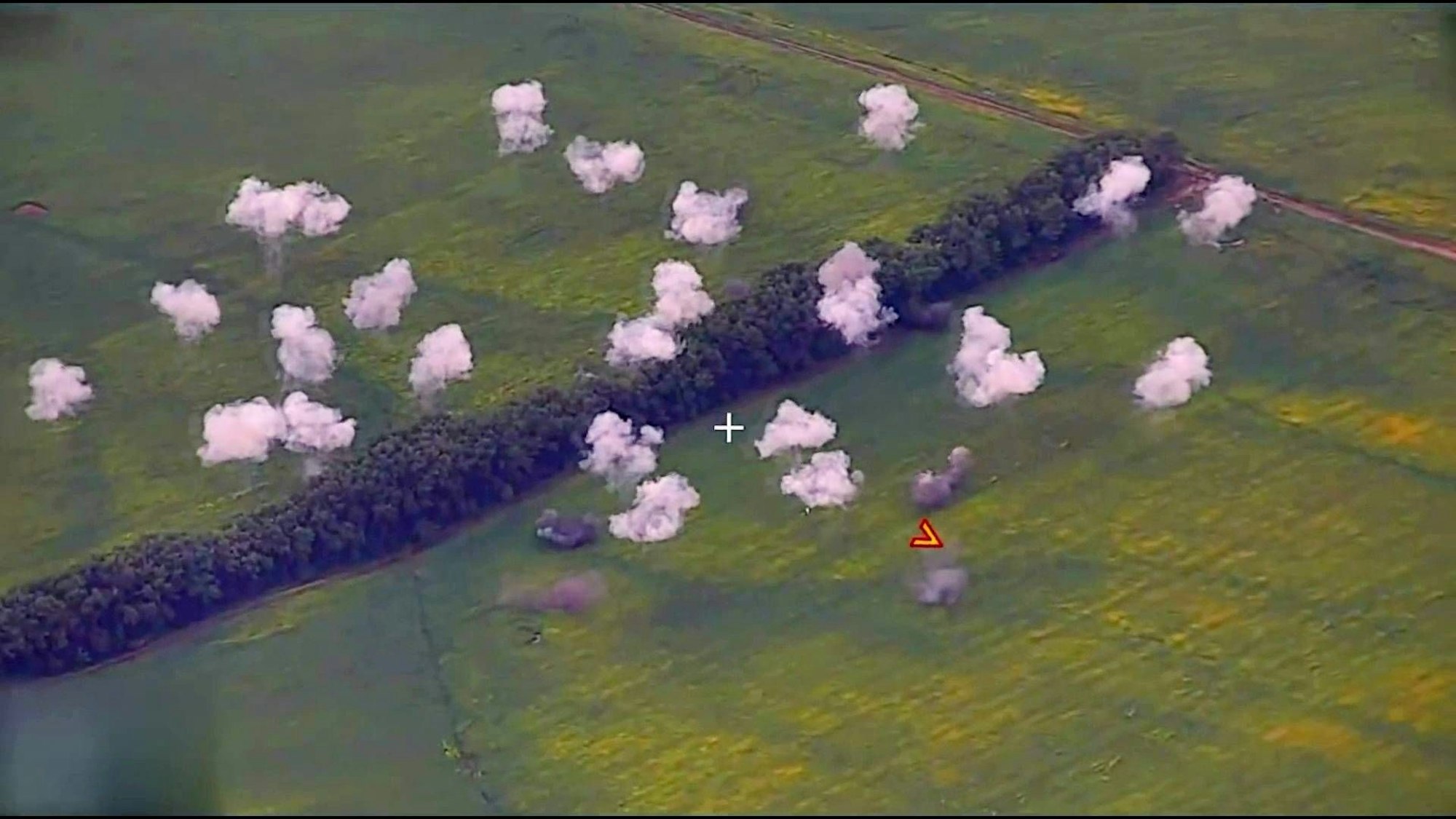 Ein Foto des russischen Verteidigungsministeriums soll einen Raketenangriff in Kursk zeigen. Berichten zufolge, kommt es auch dort mittlerweile wieder zu einem „Fleischwolf“. (Archivbild)