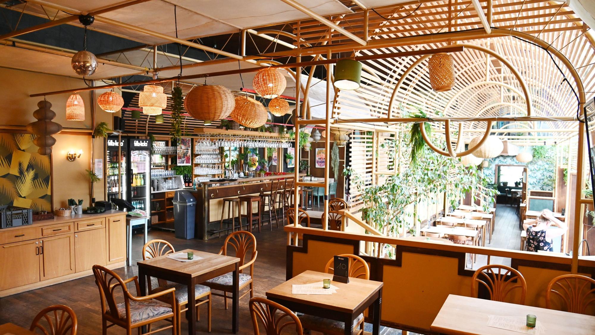 Die Innenansicht des Restaurants zeigt viel Holz und Bambus.