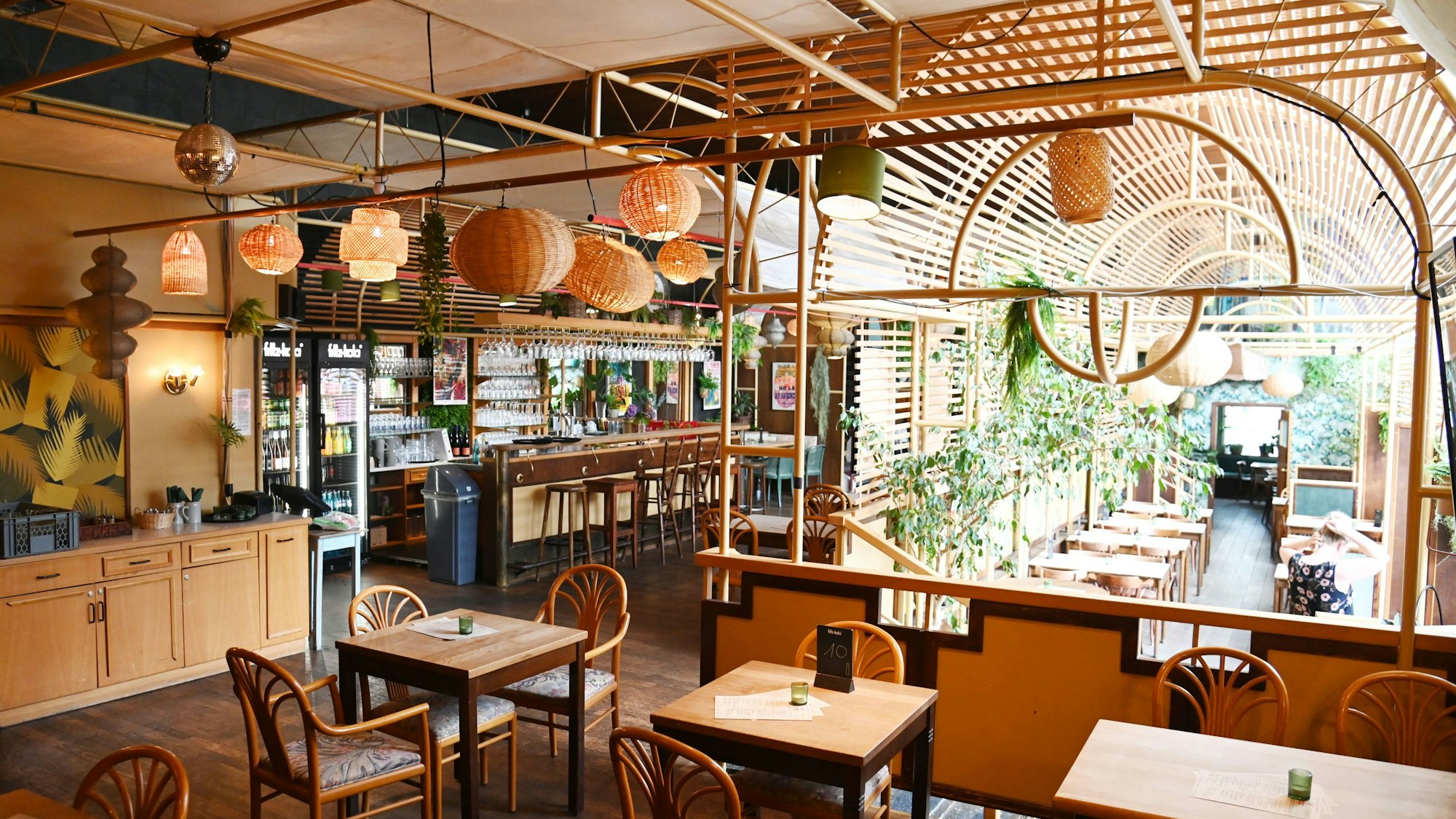 Die Innenansicht des Restaurants zeigt viel Holz und Bambus.