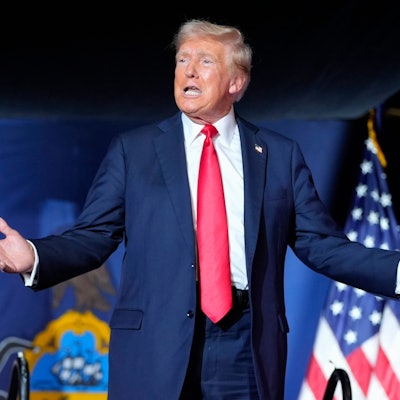 Donald Trump ist laut US-Medien über den Erfolg von Kamala Harris verärgert – und beklagt sich parteiintern darüber. (Archivbild)