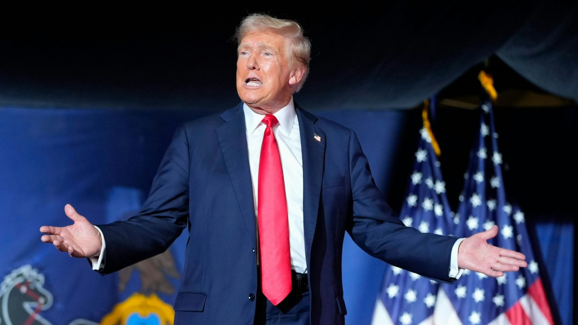 Donald Trump ist laut US-Medien über den Erfolg von Kamala Harris verärgert – und beklagt sich parteiintern darüber. (Archivbild)