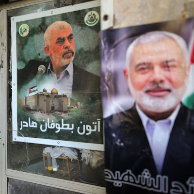 07.08.2024, Libanon, Beirut: Ein palästinensischer Flüchtling arbeitet in seinem Laden im Lager Burj el-Barjneh, der mit Plakaten des ehemaligen Hamas-Führers Hanija (r) und von Sinwar (M), der zum Nachfolger von Hanija ernannt wurde, geschmückt ist. Knapp eine Woche nach der Tötung von Hamas-Auslandschef Ismail Hanija hat die islamistische Terrorgruppe Sinwar zum neuen Anführer der Organisation bestimmt. Das teilte die Hamas auf der Plattform Telegram mit. Foto: Marwan Naamani/dpa +++ dpa-Bildfunk +++