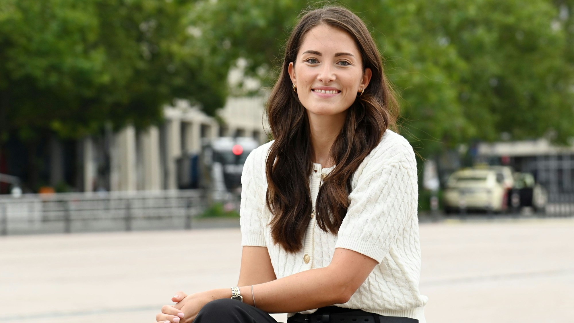 Belen Kobe sitzt auf einer Mauer in Kölner Mediapark. Sie bewirbt sich in diesem Jahr als "Miss Germany".