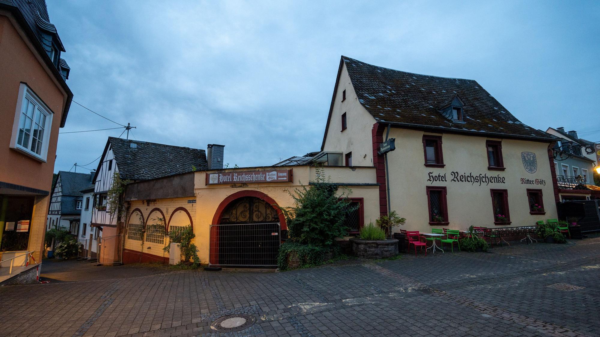Tische und Stühle stehen einen Tag nach dem teilweisen Einsturz eines Hotels vor der scheinbar unbeschädigten Front des Hauses.