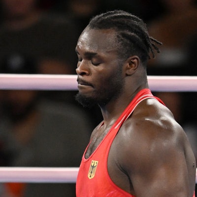 Das Bild zeigt den Boxer Nelvie Tiafack mit geschlossenen Augen nach dem verlorenen Boxkampf.