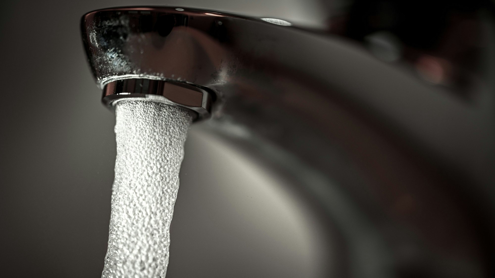 ARCHIV - 10.11.2023, Baden-Württemberg, Ravensburg: Trinkwasser läuft aus einem Wasserhahn. (zu dpa: «Gesundheitsamt hebt Abkochanordnung auf») Foto: Felix Kästle/dpa +++ dpa-Bildfunk +++