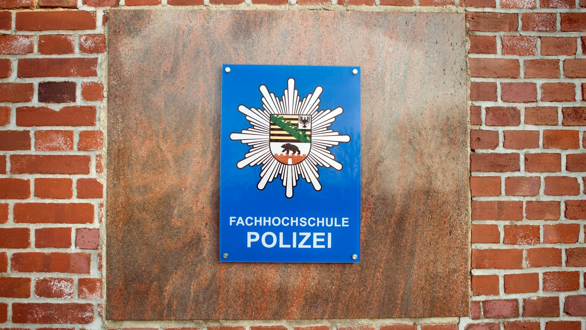 «Fachhochschule Polizei» steht auf einem Schild an der Einfahrt der Akademie. (Archvbild)