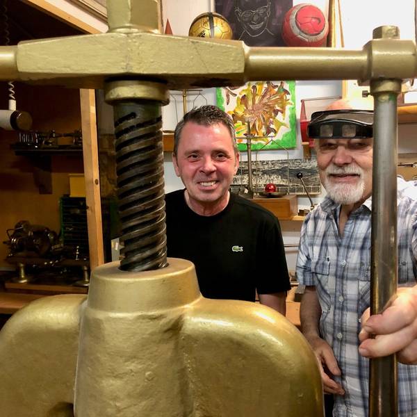 Friseurmeister Ralph Schwalbach (links) und Goldschmiedemeister Herbert Schmelzerstehen hinter einer antiken Schmuckpresse.