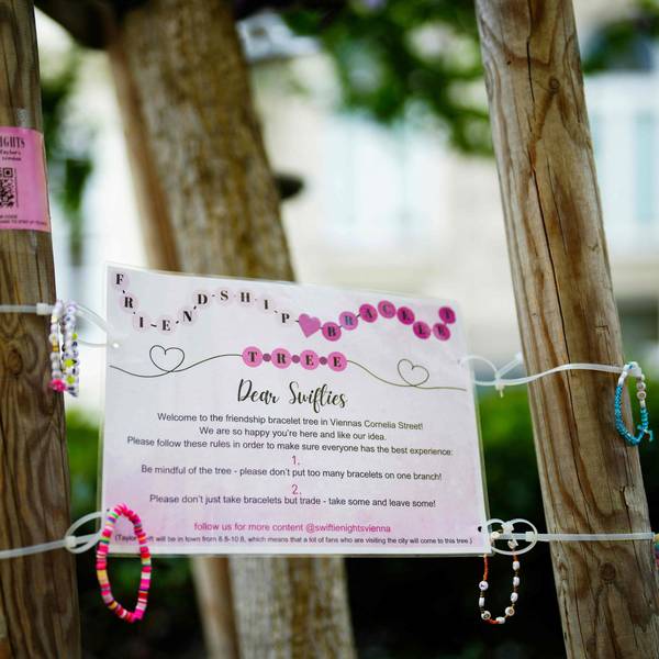 Taylor-Swift-Fans haben in Wien Armbänder an Bäume gehängt.