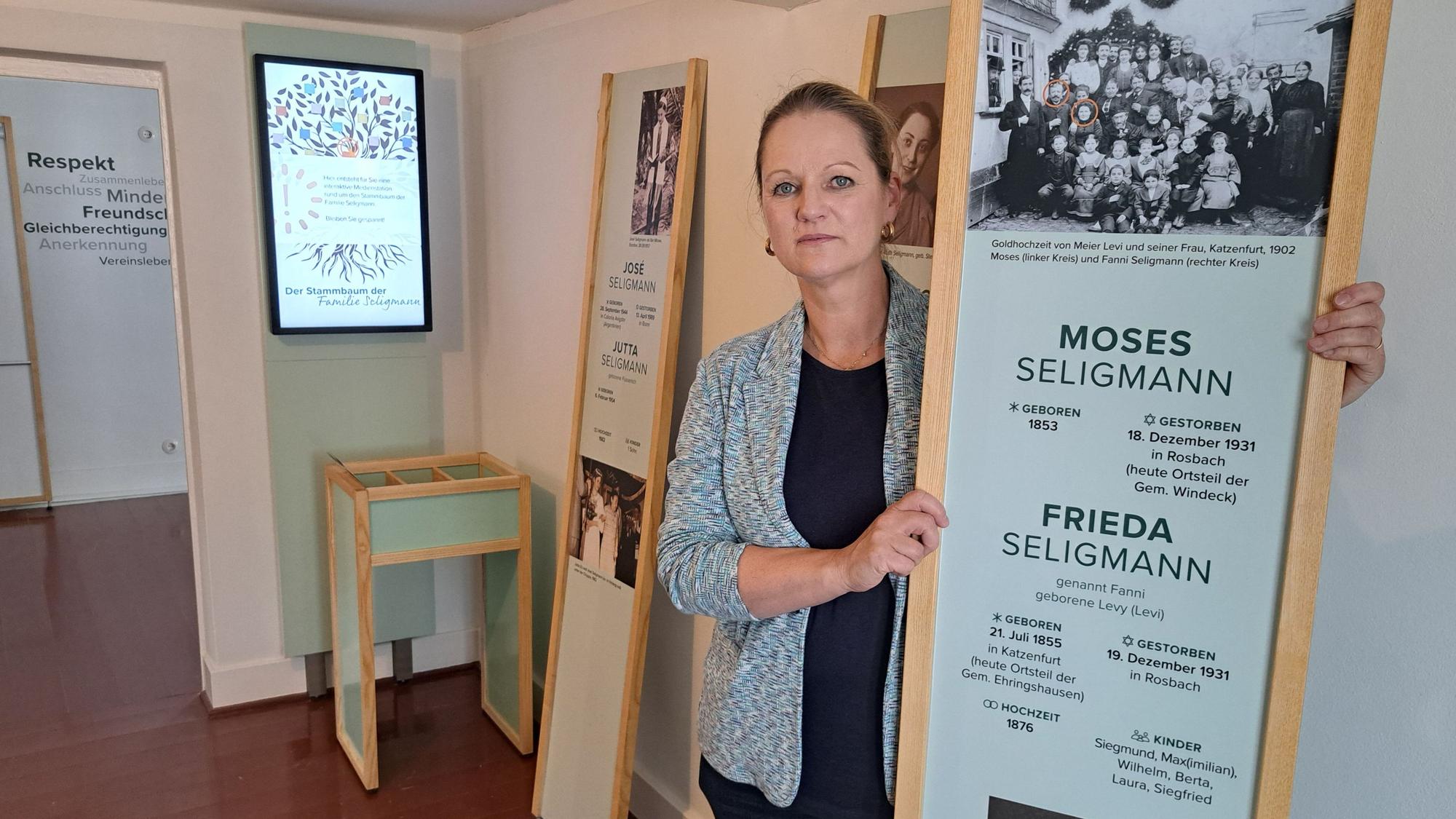 Kreisarchivarin Claudia Arndt steht in der neu konzipierten Dauerausstellung der Gedenkstätte „Landjuden an der Sieg“ des Rhein-Sieg-Kreises.