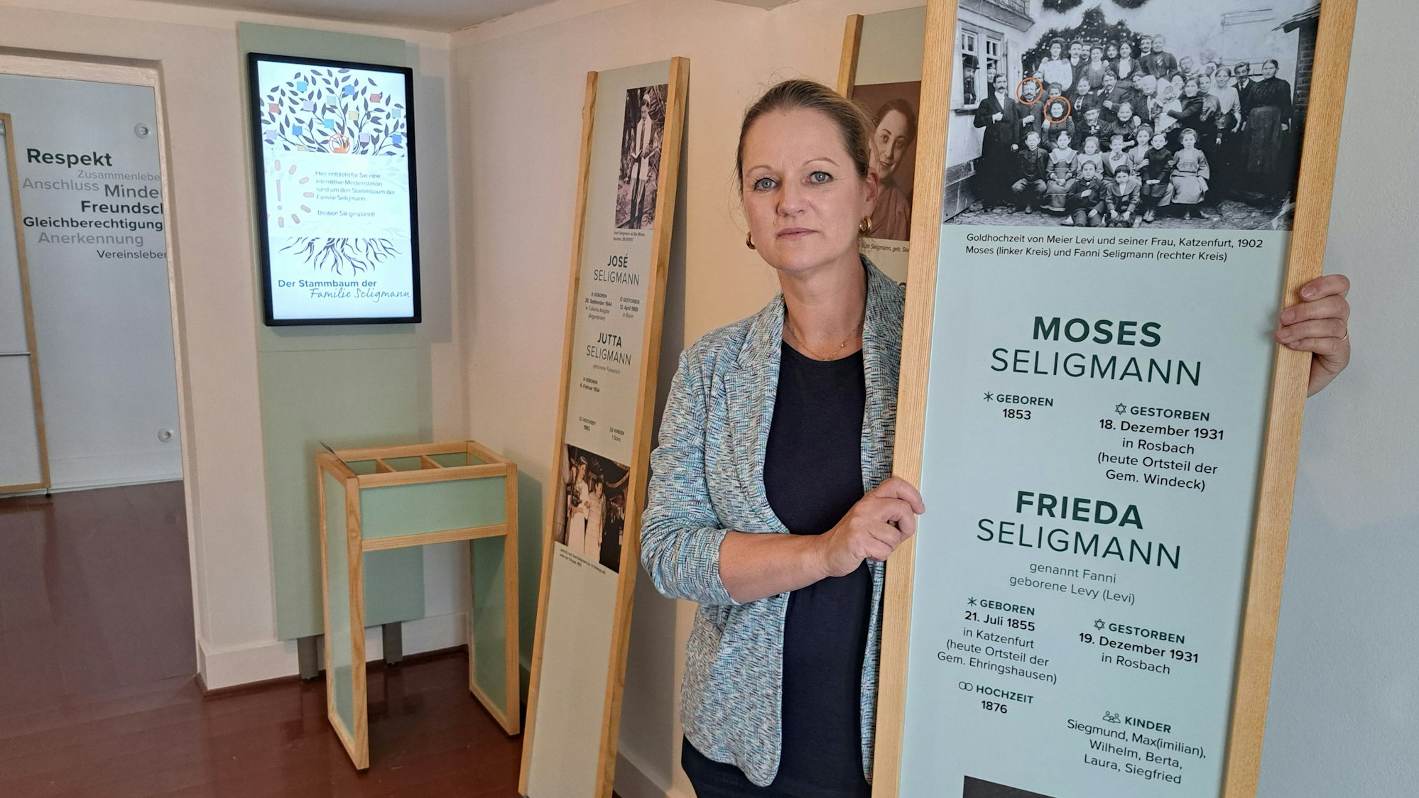Kreisarchivarin Claudia Arndt steht in der neu konzipierten Dauerausstellung der Gedenkstätte „Landjuden an der Sieg“ des Rhein-Sieg-Kreises.
