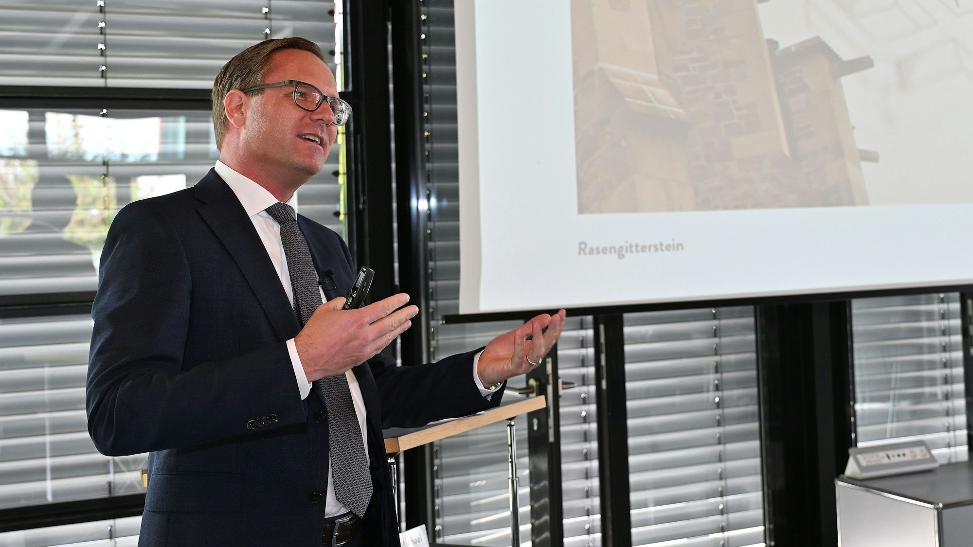 Michael Metten erklärt die Entstehungsgeschichte der klimafreundlichen Steine.